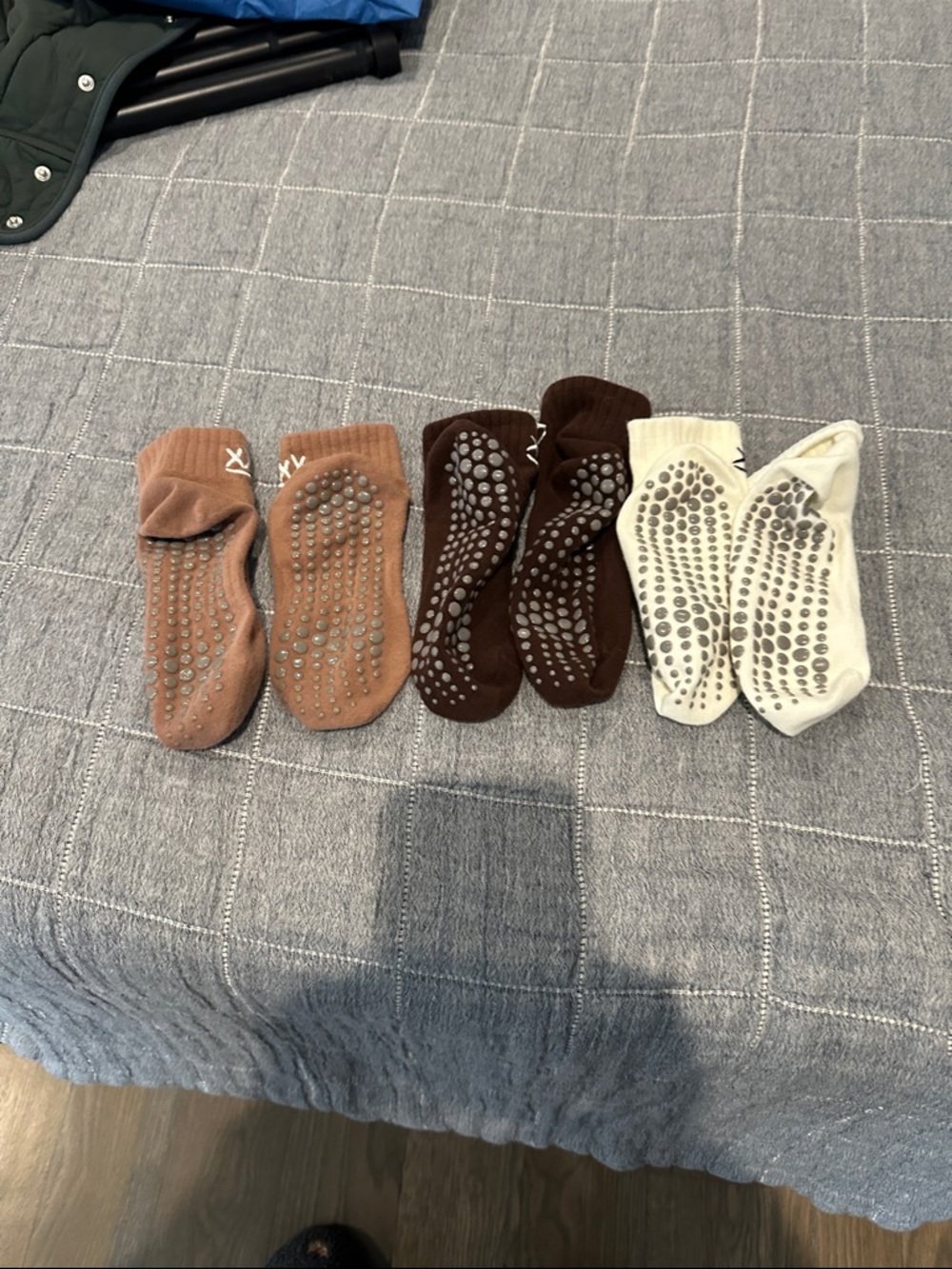 Women’s Grip Socks - Brown, Dark Brown, White - 3 Pack - Picture 2 of 2